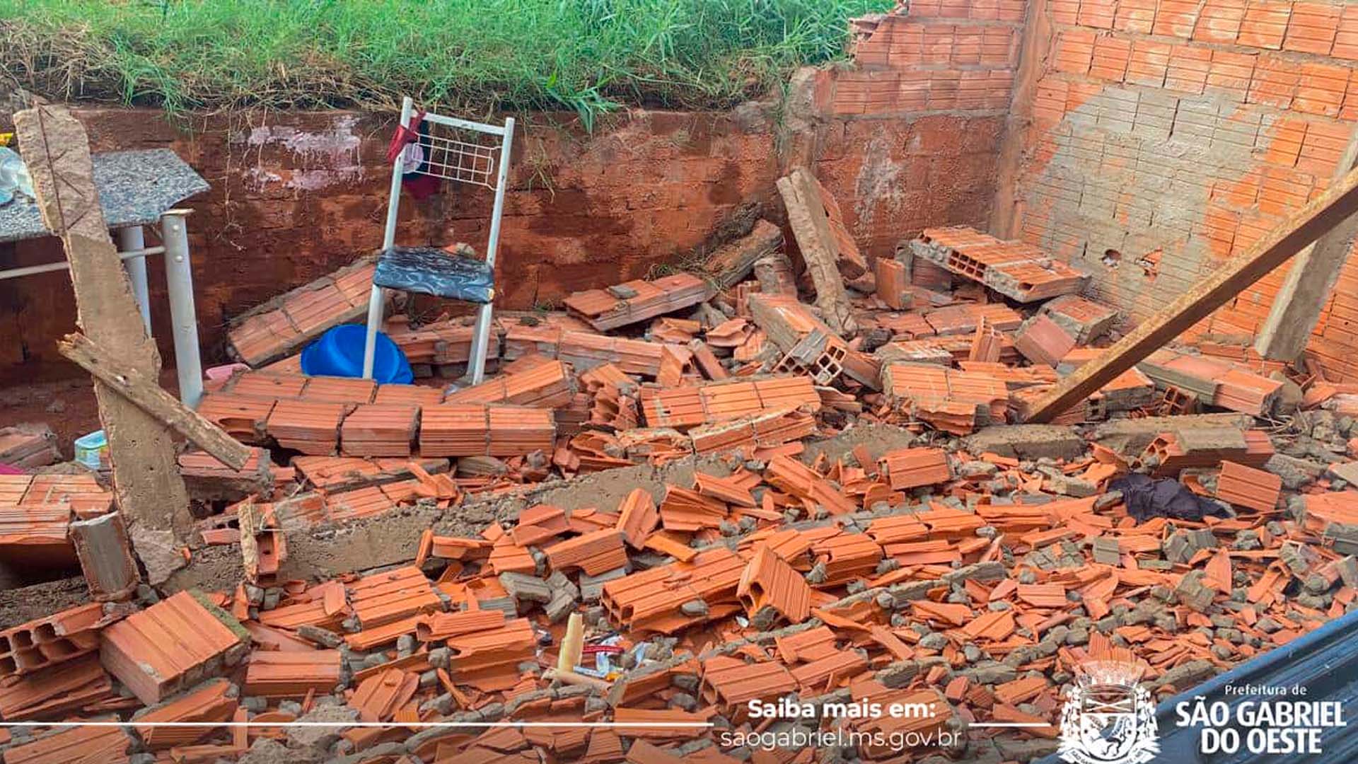 Moradores de São Gabriel do Oeste recebem apoio de secretarias após estragos causados pelo vento