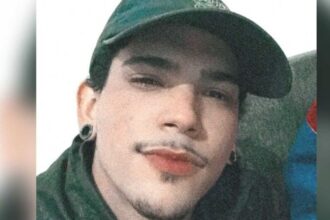 Jovem de 19 anos morre ao colidir em meio-fio depois em poste, na Lúdio Martins Coelho