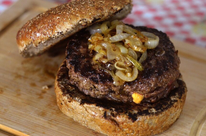 Dia do hambúrguer pode ser celebrado em casa com sabor e praticidade