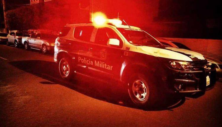 Homem é encontrado morto em construção com pó branco no nariz