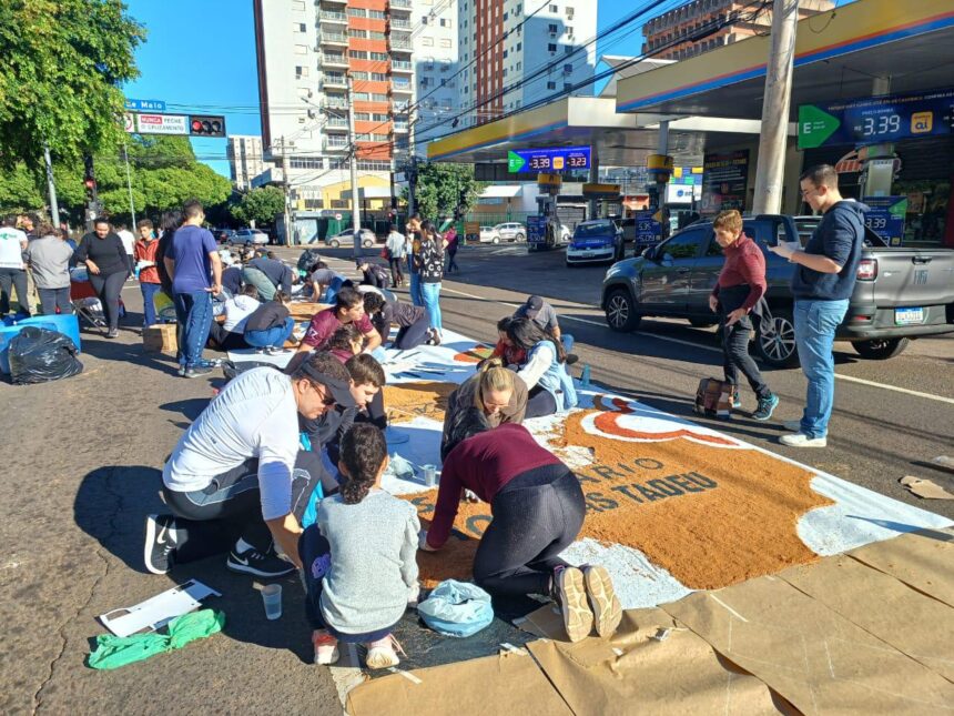 Fiéis confeccionam tradicional tapete de Corpus Christi, na Avenida Afonso Pena