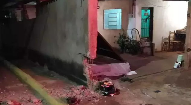 Jovem morre ao colidir moto contra muro de casa e amigo garupa está em estado grave