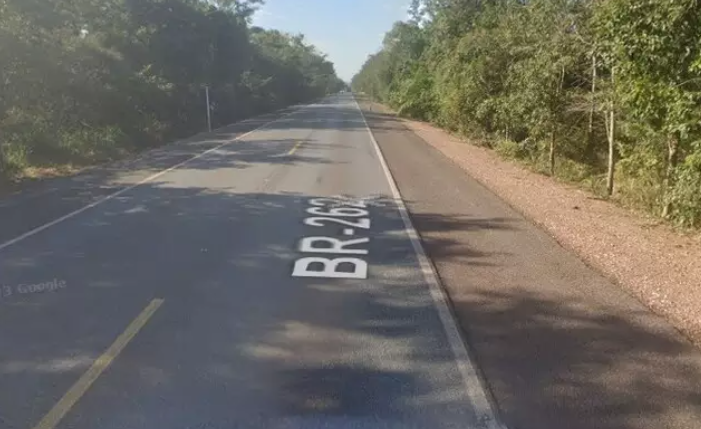 Mulher morre horas depois de colidir HB20 em placa de sinalização, na BR-262