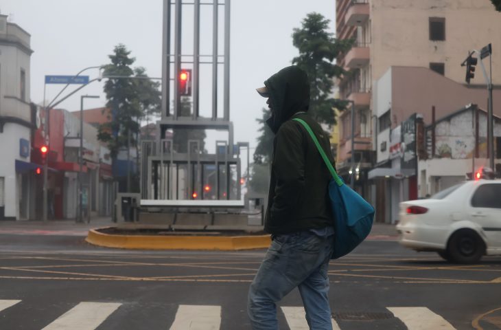 Sexta-feira amanhece com chuva e virada repentina do tempo