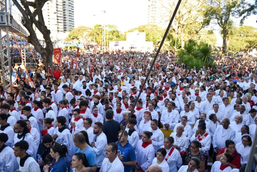 Shows católicos e 1.300 metros de tapetes arrasta milhares na Capital no feriadão de Corpus Christi