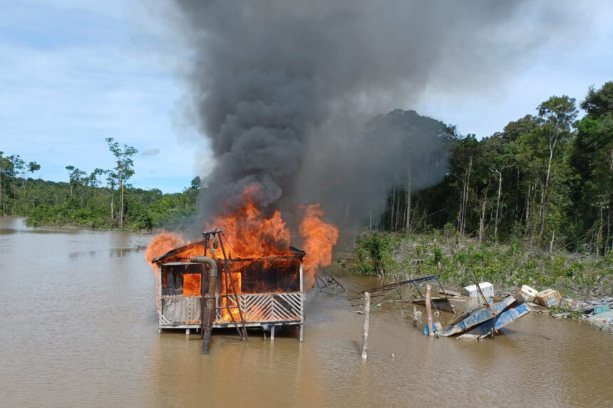 Ação do Governo Federal destrói 5 acampamentos de garimpeiros e um helicóptero na Terra Yanomami