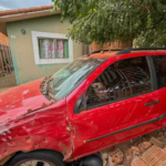 Agiota é baleado no Celina Jallad, invade casas com carro e está sob escolta policial no hospital