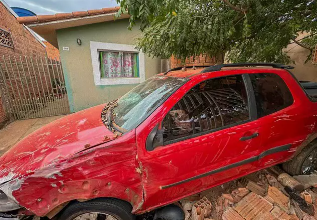 Agiota é baleado no Celina Jallad, invade casas com carro e está sob escolta policial no hospital