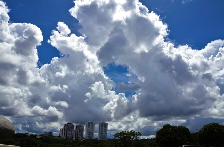 Aumento de nebulosidade e pequena chance de chuva são destaques na previsão desta quinta