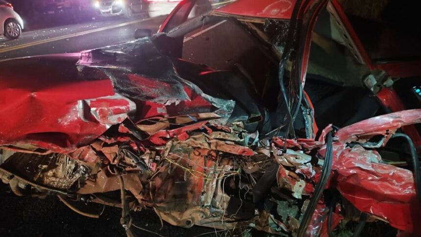 Condutor de VW Gol vermelho colide de frente com Montana e morre, na BR-163