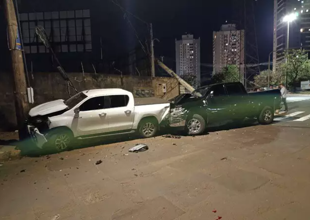 Condutor perde o controle de Dodge Ram e colide em 2 veículos estacionados