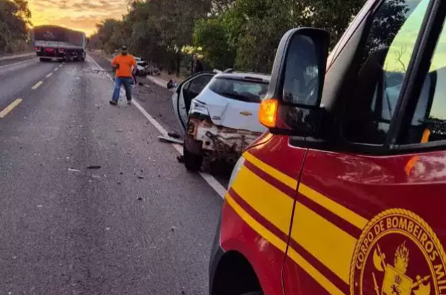 Dois condutores morrem, após colisão frontal entre carros, na BR-262, em Aquidauana