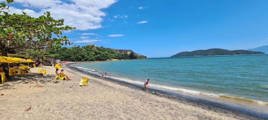 Cinco praias para visitar em Caraguatatuba, em São Paulo