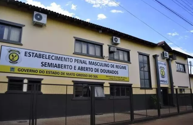 Homem invade casa da ex-namorada, quebra garrada na cabeça dela e rasga sua pele