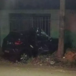 Mulher foge do marido por causa de agressões, bate o carro no muro e morre