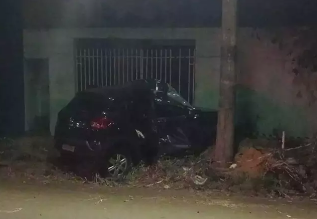 Mulher foge do marido por causa de agressões, bate o carro no muro e morre