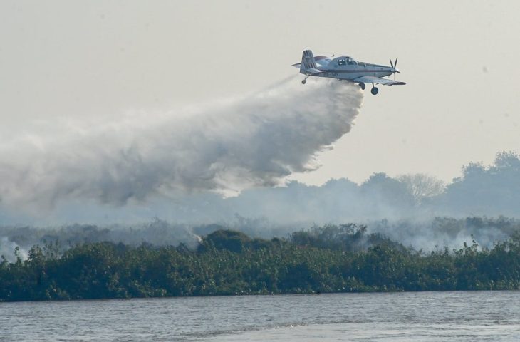 Por terra, rio e ar: MS mobilizado com várias frentes no Pantanal contra o fogo