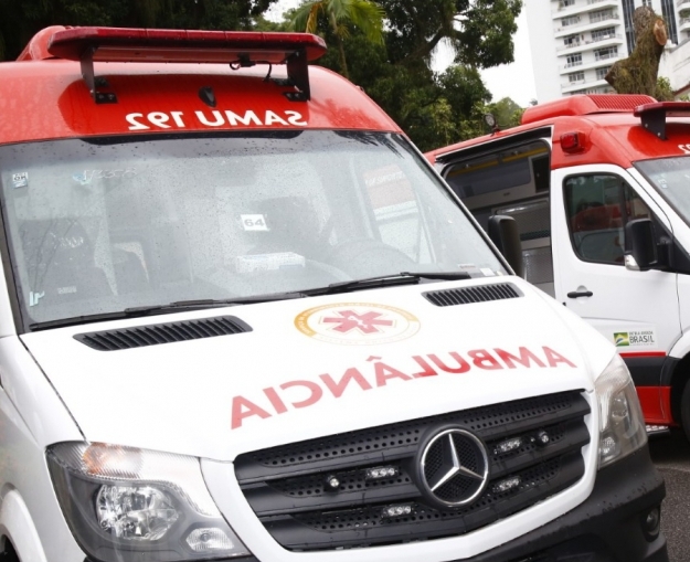 Criança de 2 anos morre afogada em piscina ao acordar e caminhar sozinha pro quintal