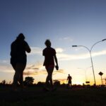 Apesar de temperaturas amenas ao amanhecer e à noite, tempo quente e seco é destaque nesta quinta