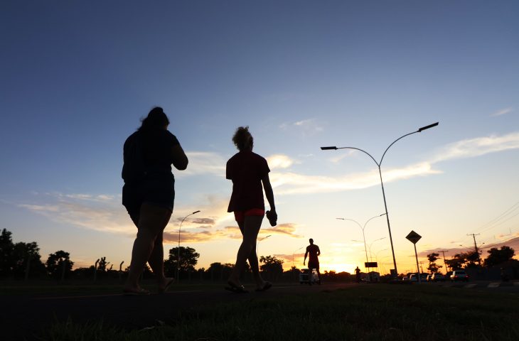 Apesar de temperaturas amenas ao amanhecer e à noite, tempo quente e seco é destaque nesta quinta