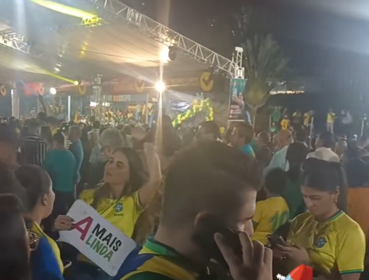 Adriane lança pré-campanha com todos de verde e amarelo “sem a presença do Capitão, mas com o General”