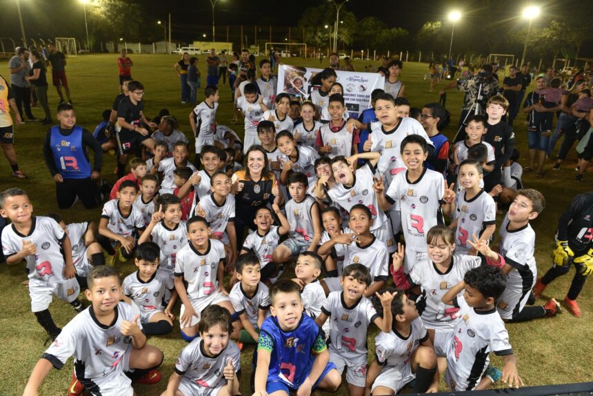 Antes abandonados, campos de futebol recebem iluminação fomentando à prática esportiva