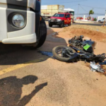 Caminhão faz conversão e atropela motociclista que tem perna dilacerada, na Capital