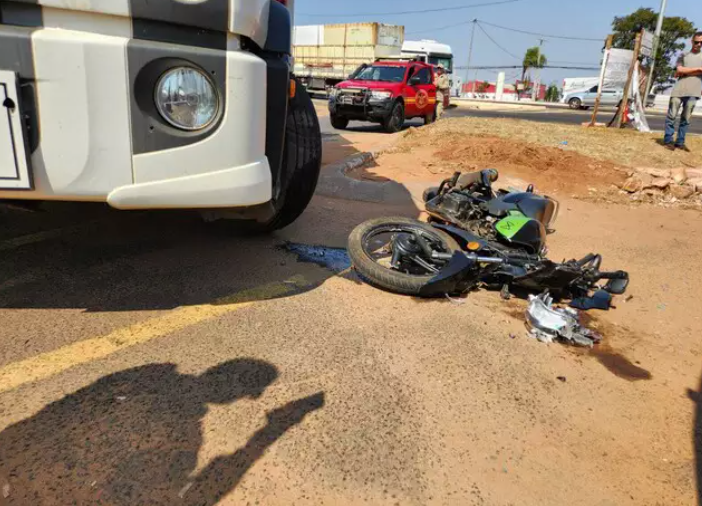 Caminhão faz conversão e atropela motociclista que tem perna dilacerada, na Capital