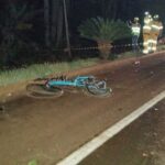 Ciclista morre atropelado e condutor de caminhonete, que capotou, também, na BR-163