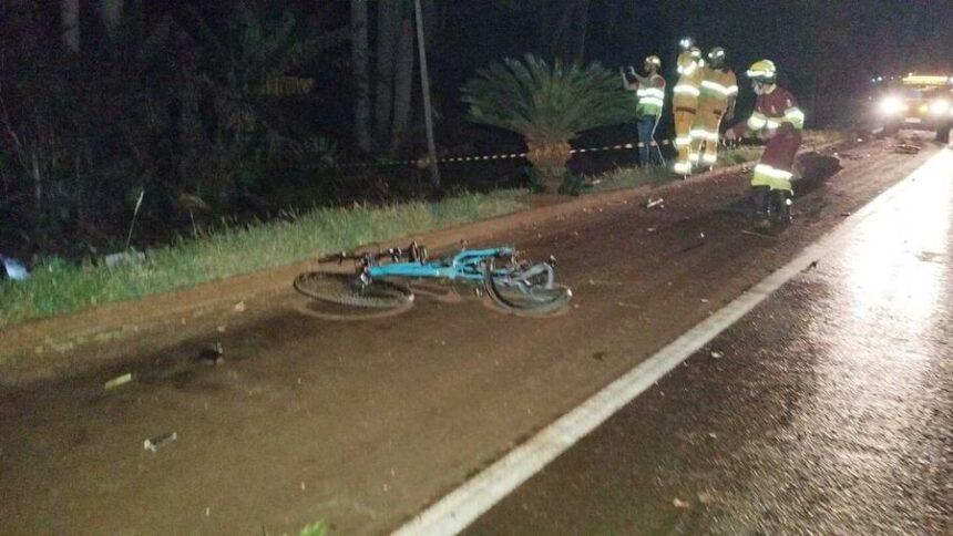 Ciclista morre atropelado e condutor de caminhonete, que capotou, também, na BR-163