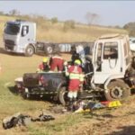 Colisão frontal entre caminhonete e caminhão mata três homens na BR-163