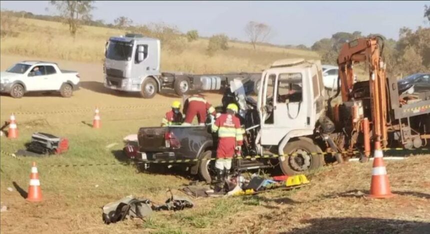 Colisão frontal entre caminhonete e caminhão mata três homens na BR-163