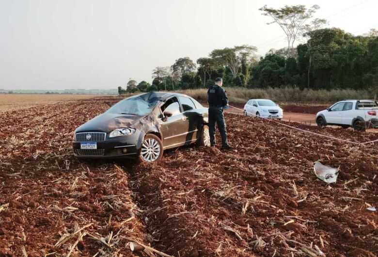 Criança morre no colo da mãe, após capotamento de veículo, em Dourados