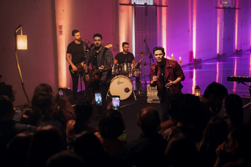 Elvis e Adriano apostam em música clássica e lançam ‘até o fim’