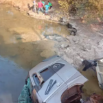 Em estrada de acesso ao Capão Seco, carreta cai dentro de rio e motorista fica ferido