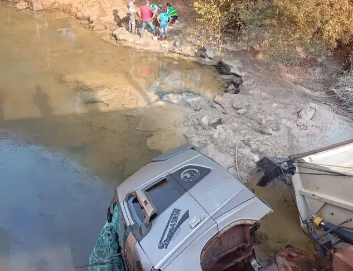 Em estrada de acesso ao Capão Seco, carreta cai dentro de rio e motorista fica ferido