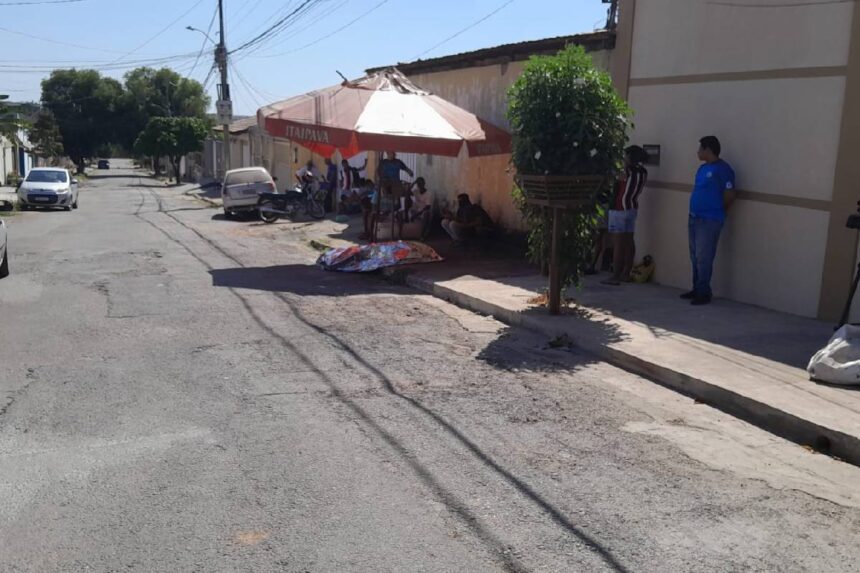 Os corpo está desde às 7h desta quinta-feira (25) na Rua Gralha Azul no Bairro Santa Amália, em Cuiabá. (Foto: Jonathan Cosme/ TVCA)