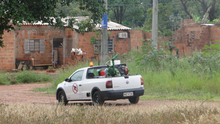 Fumacê intensifica ação de combate ao Aedes passando por 13 bairros