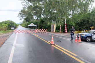 Polícia Militar está com barreiras montadas na Salgadeira e próximo a Casa do Mel, para evitar veículos pesados no trecho do Portão do Inferno. (Foto: PMMT)