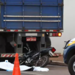 Motociclista morre ao bater na traseira de carreta estacionada, na Capital