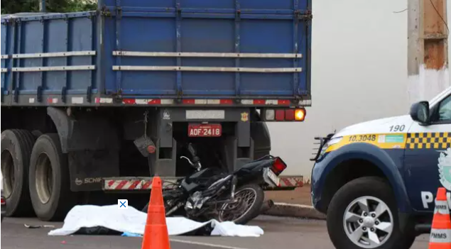 Motociclista morre ao bater na traseira de carreta estacionada, na Capital