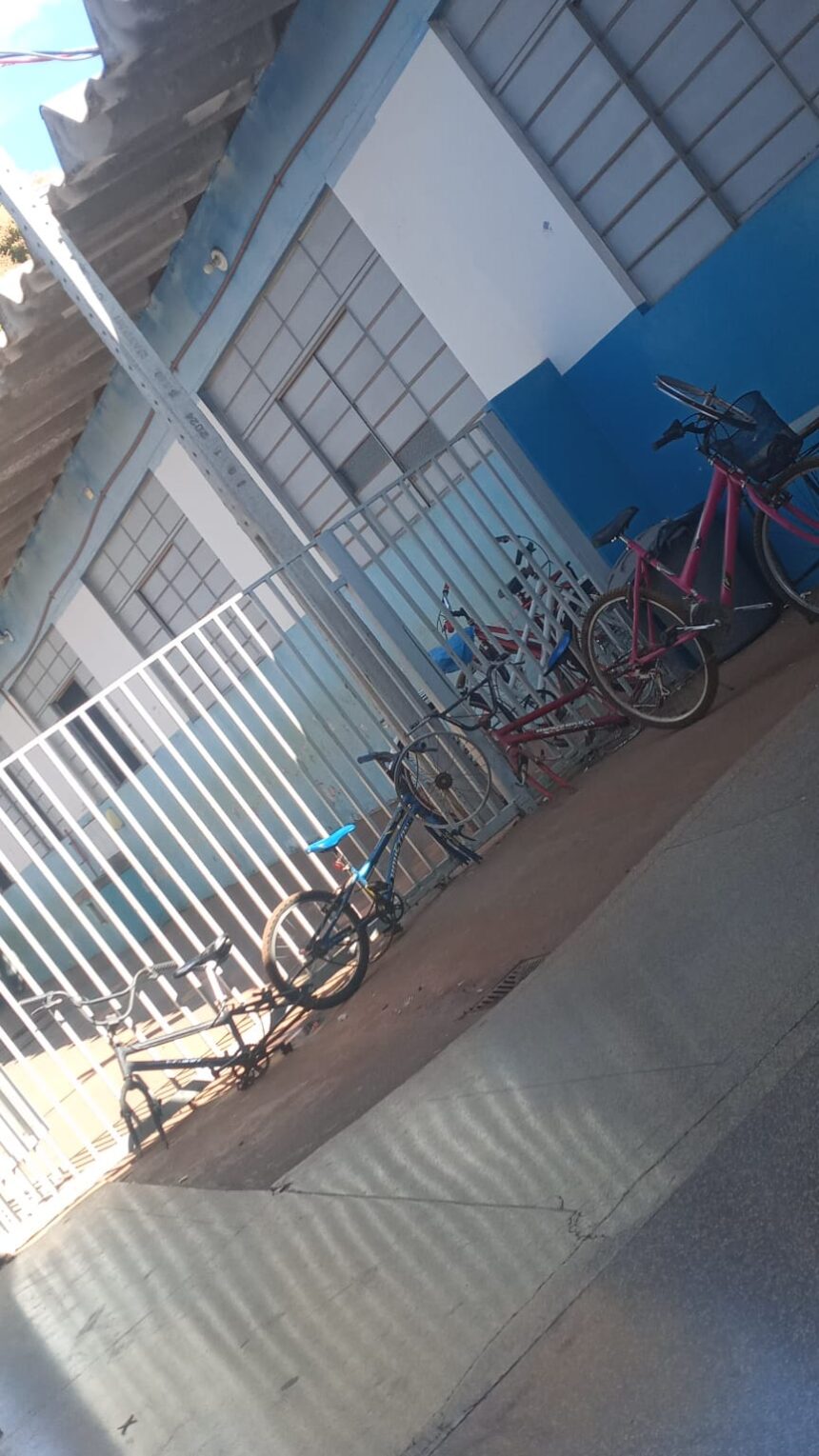 Rodas de bicicletas são furtadas dentro de escola municipal do Portal Caiobá