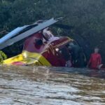 Helicóptero dos bombeiros faz pouso forçado no Rio Araguaia, em Goiás. (Foto: Divulgação/Corpo de Bombeiros)