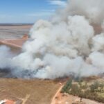 Chamas queimam área de loteamento do bairro, do tamanho equivalente a um campo de futebol. (Foto: Captura de tela/ Willian Tessaro)