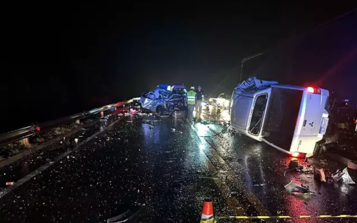 Acidente envolvendo 3 veículos deixa rastro de destruição e feridos leves na BR-163