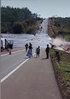 Barragem de condomínio estoura e interdita totalmente trecho da BR-163, entre CG e Jaraguari