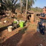 Gabriele na propriedade da família, em Jaraguari; local foi afetado por rompimento de barragem no Nasa Park (Foto: Vinícius Souza)