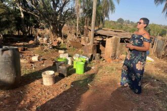 Gabriele na propriedade da família, em Jaraguari; local foi afetado por rompimento de barragem no Nasa Park (Foto: Vinícius Souza)