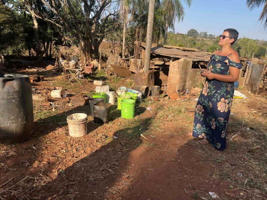 Gabriele na propriedade da família, em Jaraguari; local foi afetado por rompimento de barragem no Nasa Park (Foto: Vinícius Souza)