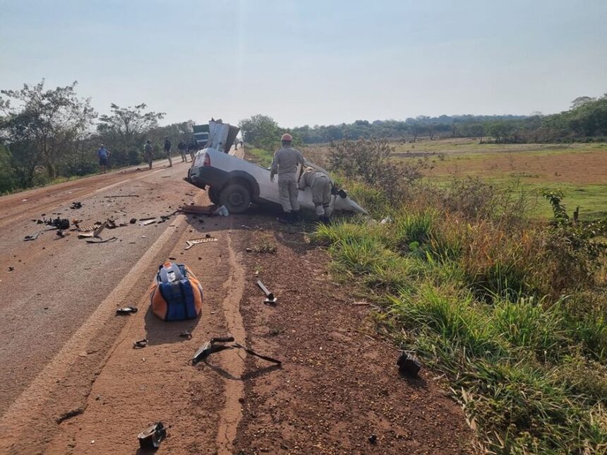 Colisão entre Fiat Strada e carreta mata um condutor na BR-267